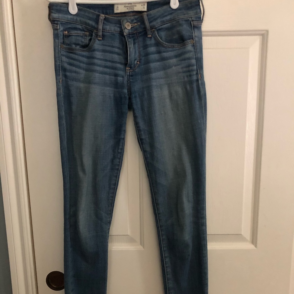 ABERCROMBIE MID WASH JEANS